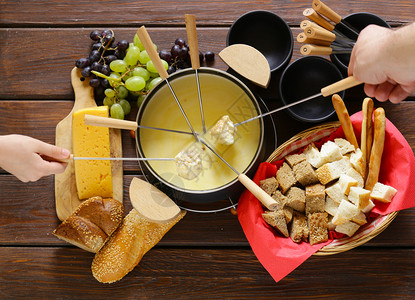 火锅调料配有面包奶酪和葡萄的香背景