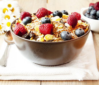 Muesli碗配蓝莓和草莓健康图片
