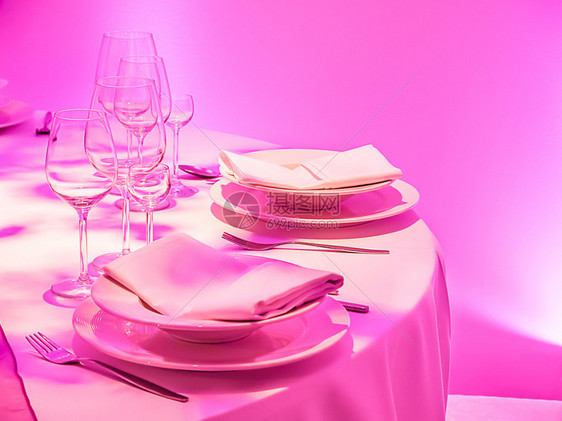 优雅的粉红色餐桌图片