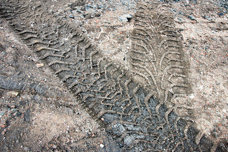 冻泥中的轮胎痕迹图片