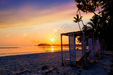 在印度尼西亚宾坦岛沙滩上美丽的日出图片