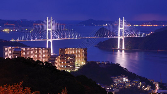 横跨日本长崎湾背景图片