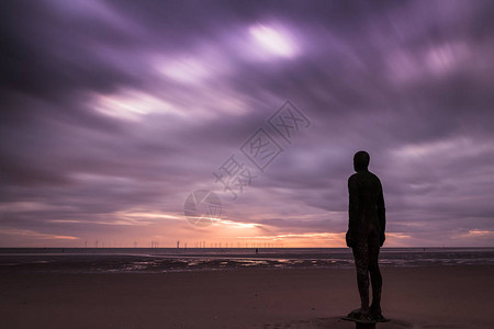 在利物浦附近的克罗斯比海滩与钢铁侠一起的风夜中图片