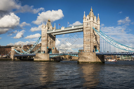 泰晤士河和伦敦桥的景色图片