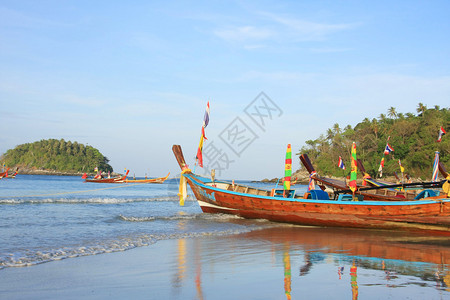 泰国普吉岛海滩上的长尾船图片