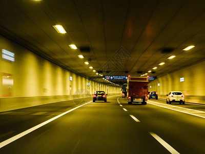 荷兰快速汽车驾驶快车驾驶的焦点不突出图片