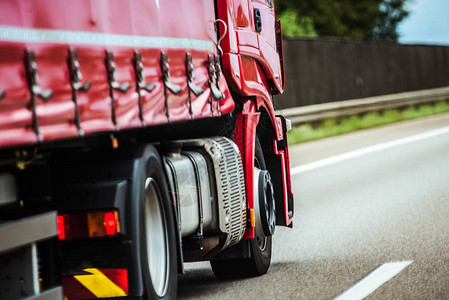 欧洲公路上的红色超速半卡车运输工业图片