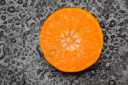 黑色鲜切橙果的近景图片