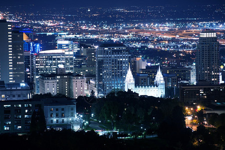 盐湖城市中心在晚上美国犹他州盐湖城图片