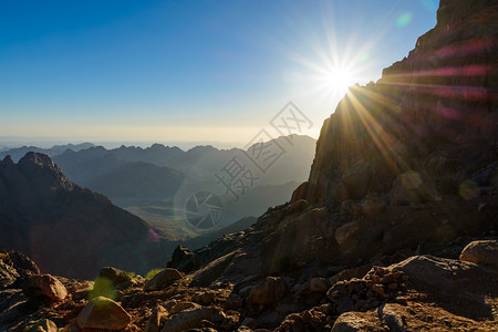 从朝圣者攀登摩西山和黎明的道路上看背景图片