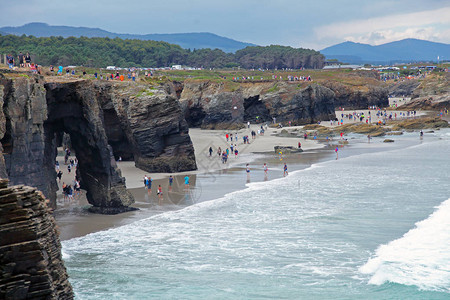 大教堂的海滩国际游客感兴趣的是大教堂海滩上潮汐的急图片
