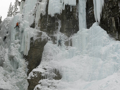 加拿大艾伯塔省班夫公园约翰斯顿峡谷冰冻瀑图片