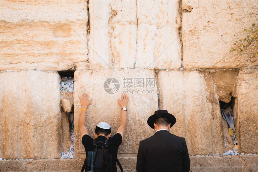 两个犹太人在西墙祈祷图片