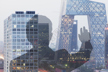北京闭路电视大楼的商人背景图片