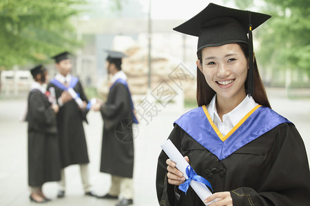 青年女子大学毕业生图片