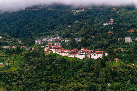 Dzong和TaDzong的景象是雾山不丹Bumbhang亚洲背景图片