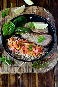 黑锅焗肉配米饭和番茄桃沙司图片