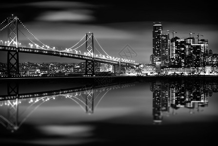 在黑白夜的旧金山湾海湾大桥和旧金山天图片