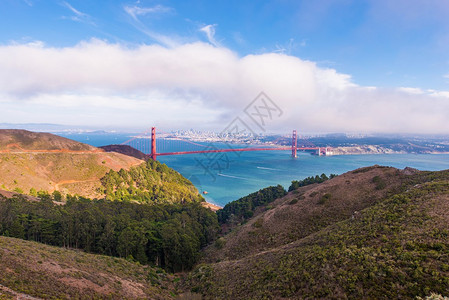 旧金山湾区与金门大桥和远处的旧金山天际线美国背景图片