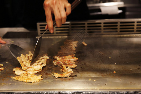 牛肉配蔬菜铁板烧日本料理图片