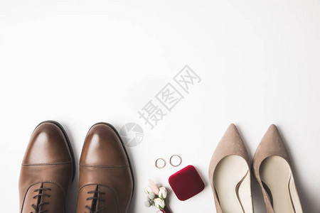 新娘和新郎鞋子和结婚戒指图片