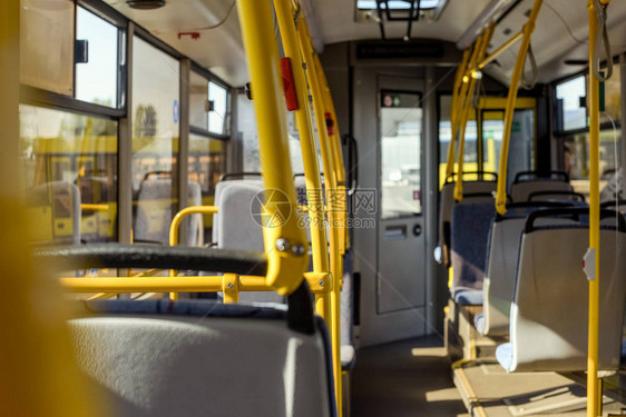 有座位的空城巴士内部的选择焦点图片