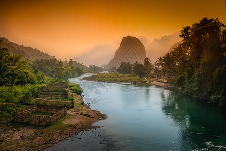 老挝VangVieng附近的南宋河沿岸美丽的喀图片