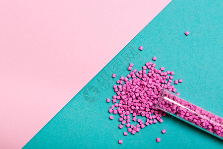 塑料托盘工业用颗粒中的塑料原绿松石背景上的聚合物染料粉红色废聚乙烯和聚丙烯加工后的塑料图片