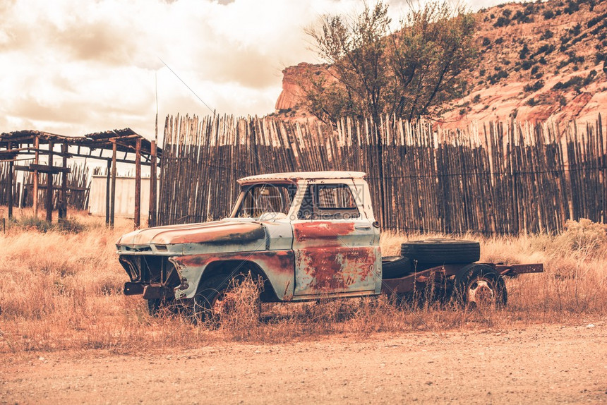 在亚利桑那州的某个地方被废弃了旧式运图片