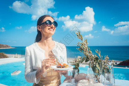 女人在别墅派对上享受美食与图片