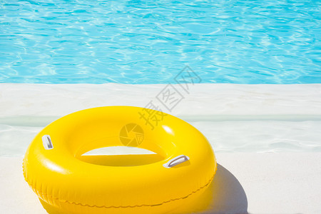 文艺清新背景黄色游泳池漂浮环飘在清新背景