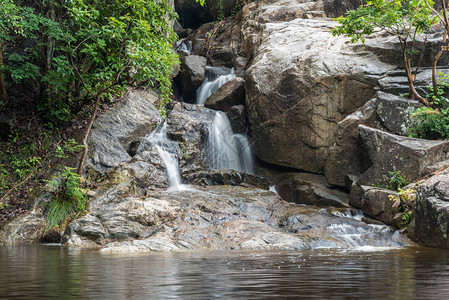 淮扬在雨林深处有水运动的小瀑布图片