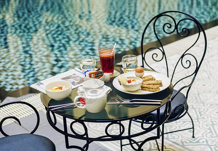 位于豪华酒店池畔的美食欧陆式早餐桌背景图片
