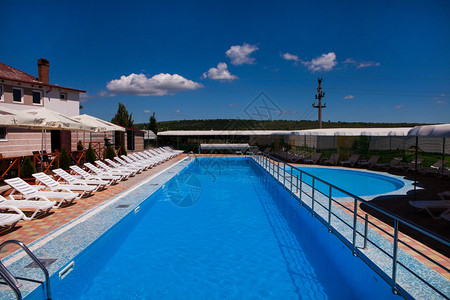 在SV俱乐部酒店Village的泳池边放松和享受日光浴村背景图片