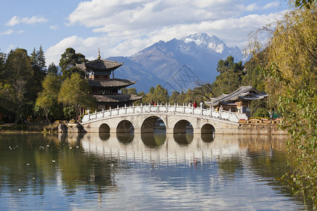 丽江古城和玉龙雪山图片