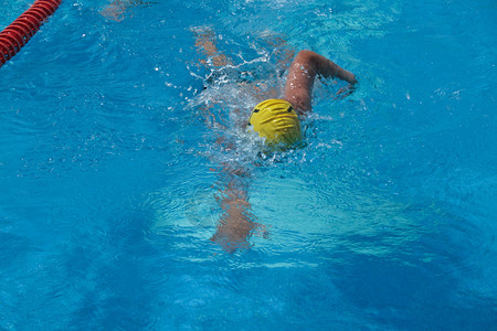 儿童铁人三项运动员在水中竞争图片