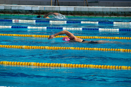 室外游泳池的女孩游泳者图片
