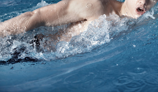 在水中游泳的运动员图片