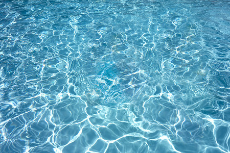 游泳池水中晶莹剔透的蓝色水图片