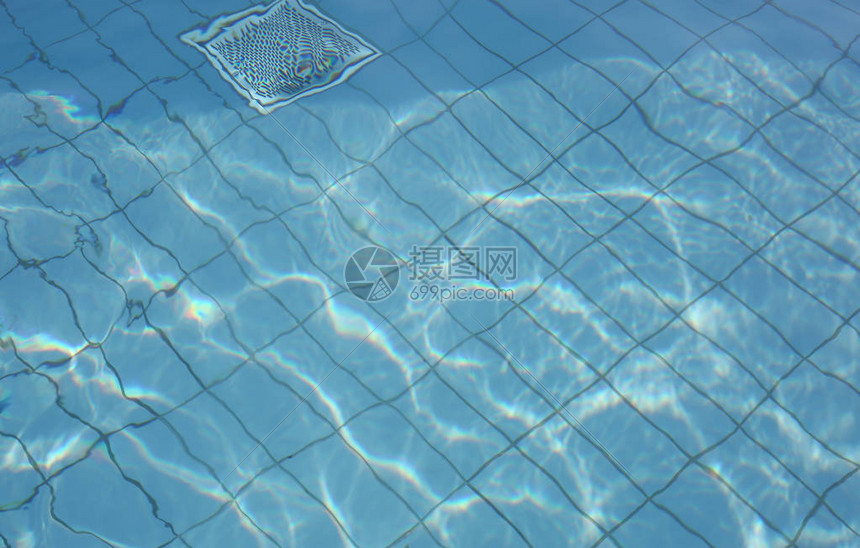 在水池温度受控的情况下用热水加热清水图片