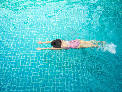 女人在蓝色的水池里游泳图片
