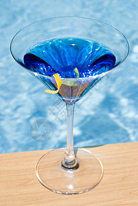 泳池边的蓝色马提尼背景图片