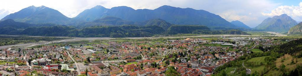 意大利北部Tolmezzo和达格利阿门托河谷的Tolmez图片
