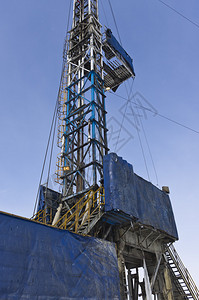 移动式石油钻机钻井图片