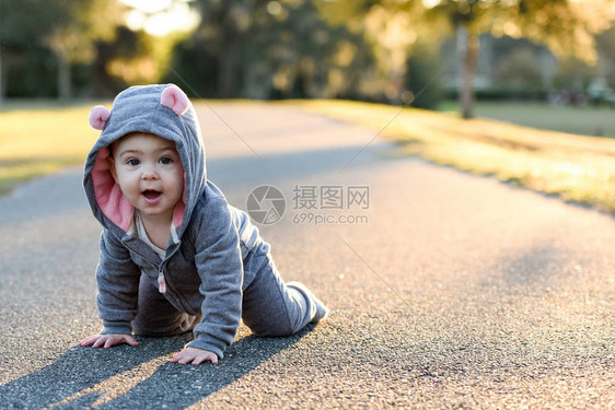 婴儿喜欢户外公园和公园图片