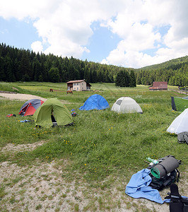 露营地期间山中的冰屋帐篷图片