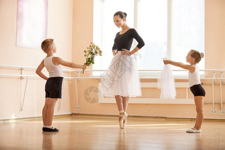 在芭蕾舞蹈班背景图片