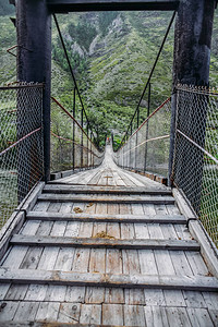 俄罗斯阿尔泰喜马拉雅山木桥和背景图片