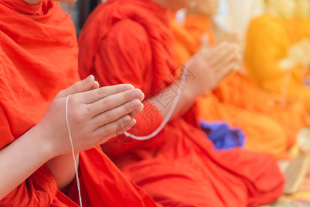 佛教僧侣在泰国寺庙诵经或祈祷图片