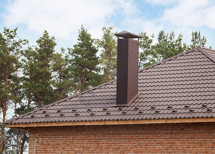 带烟囱的新红瓦屋顶背景图片